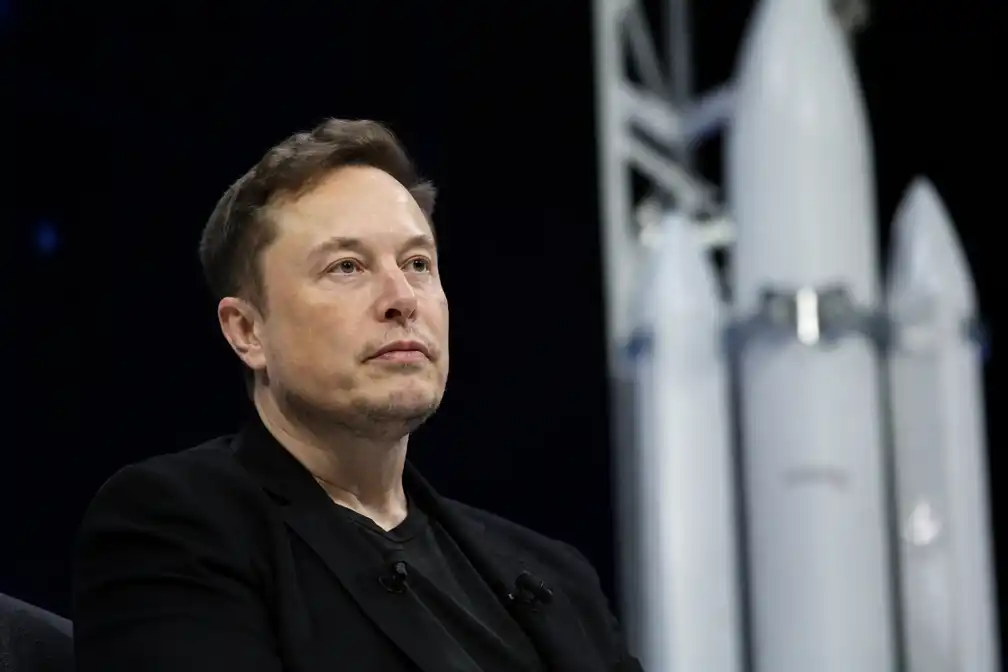 Elon Musk raakt in zes weken bijna de helft van zijn vermogen kwijt