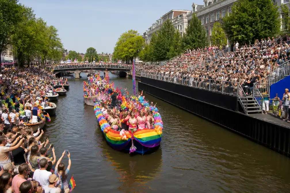 Botparade World Pride trekt publiek naar Amsterdamse grachten op 1 augustus 2026