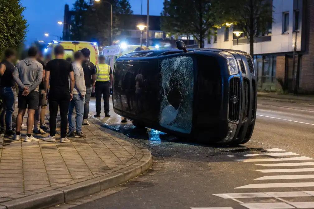 Taxi belandt op zijkant op Antwerpse Kiel; inzittenden komen er met lichte verwondingen vanaf