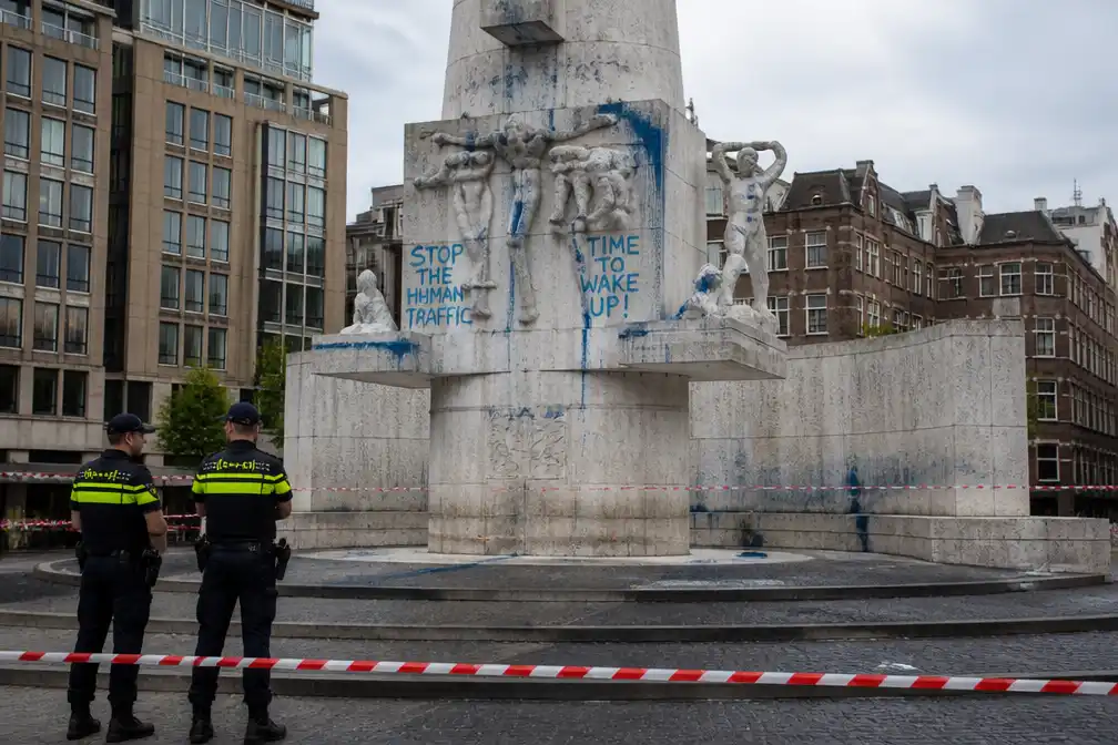 Nationaal Monument op Dam in Amsterdam beklad met blauwe verf