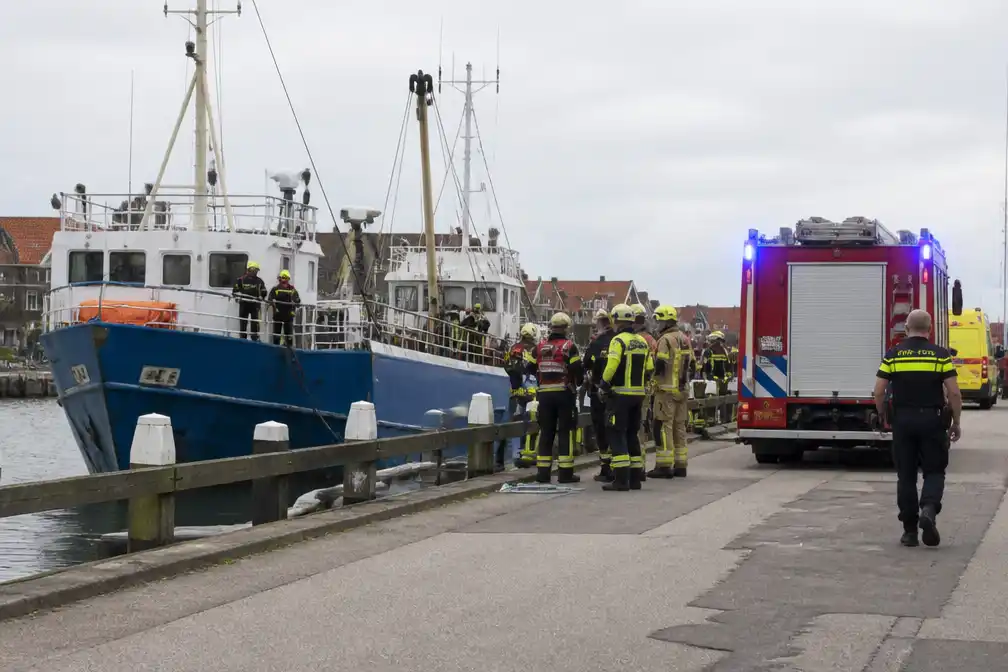 Hulpdiensten bij Urk na mogelijke explosie op schip; twee te water