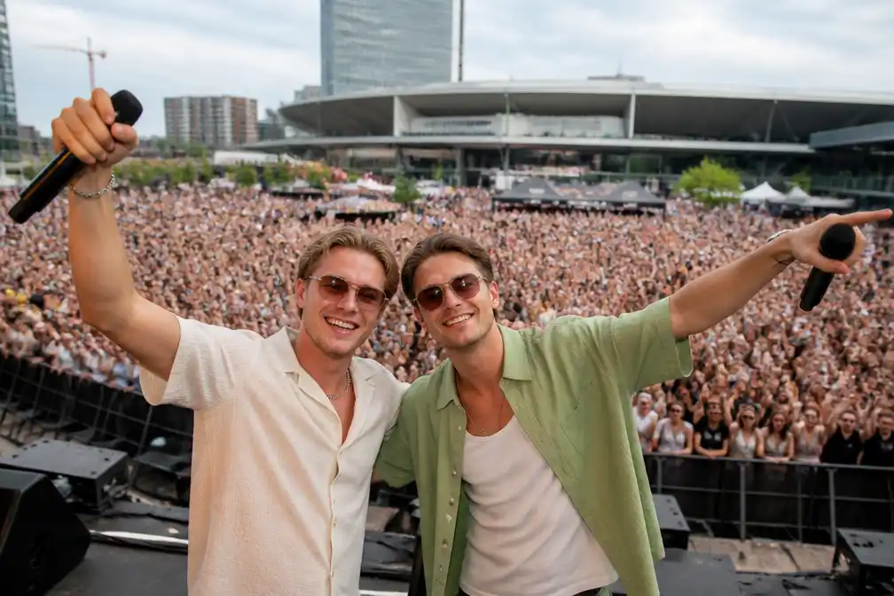 Ray & Beer gaan viraal met zomerhit 'Zonnebank', na succes van 'Fluitje'