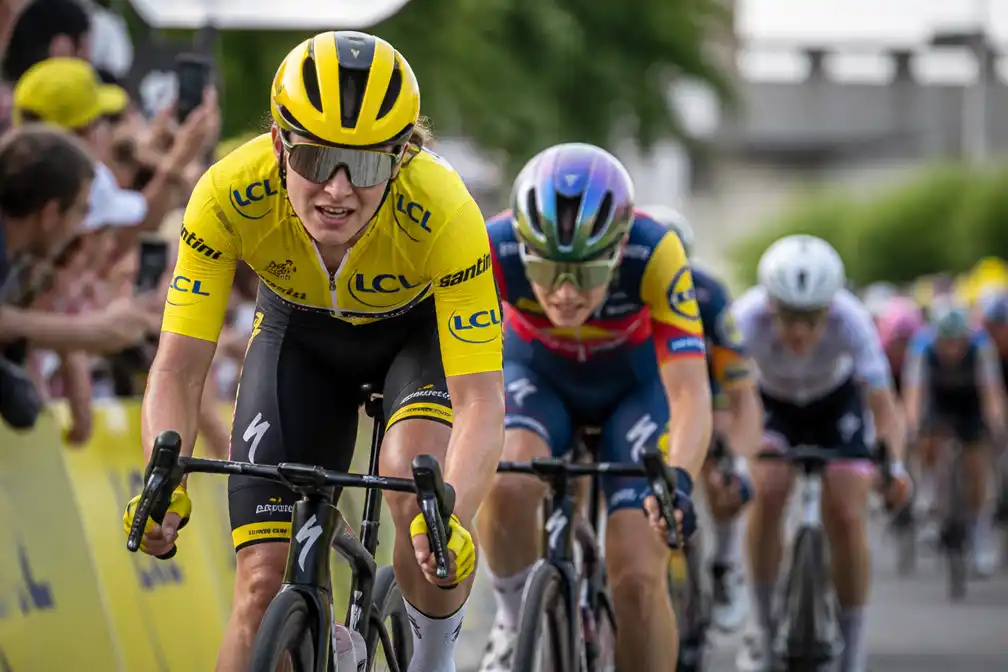 Wiebes jaagt in het geel op tweede zege in Tour de France Femmes
