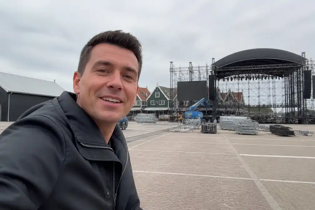 Jan Smit onder de indruk van omvang jubileumconcerten in Volendam
