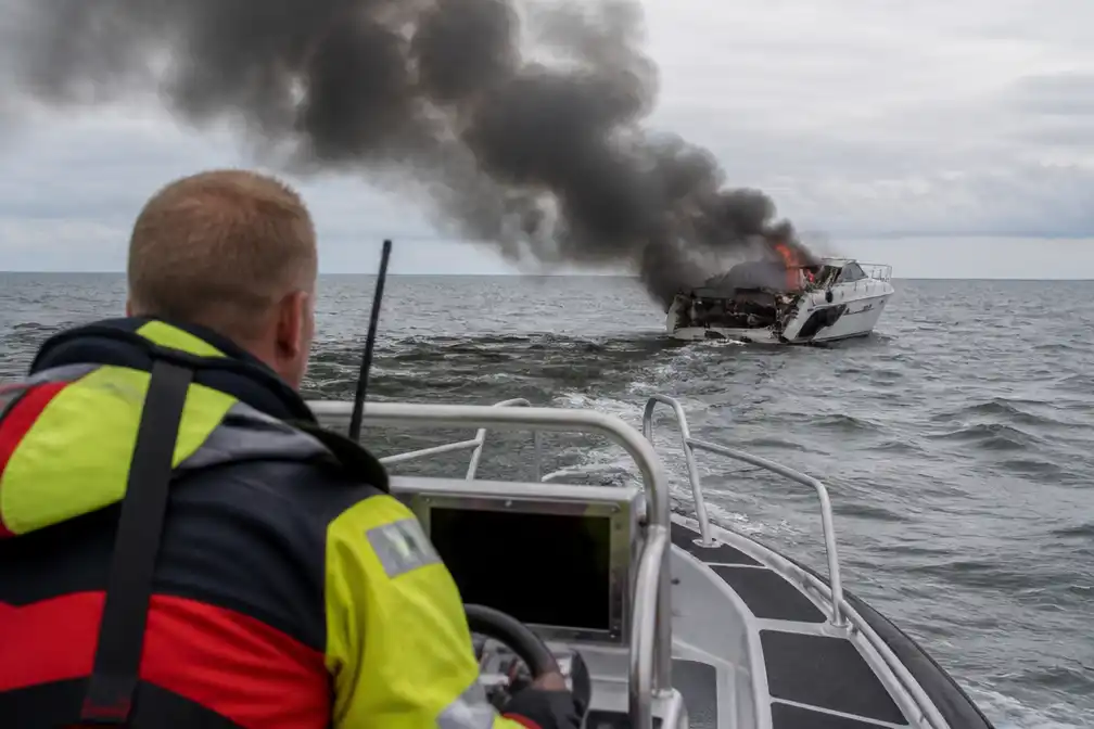 Klaas Post uit Urk vaart vol gas naar bootexplosie op IJsselmeer