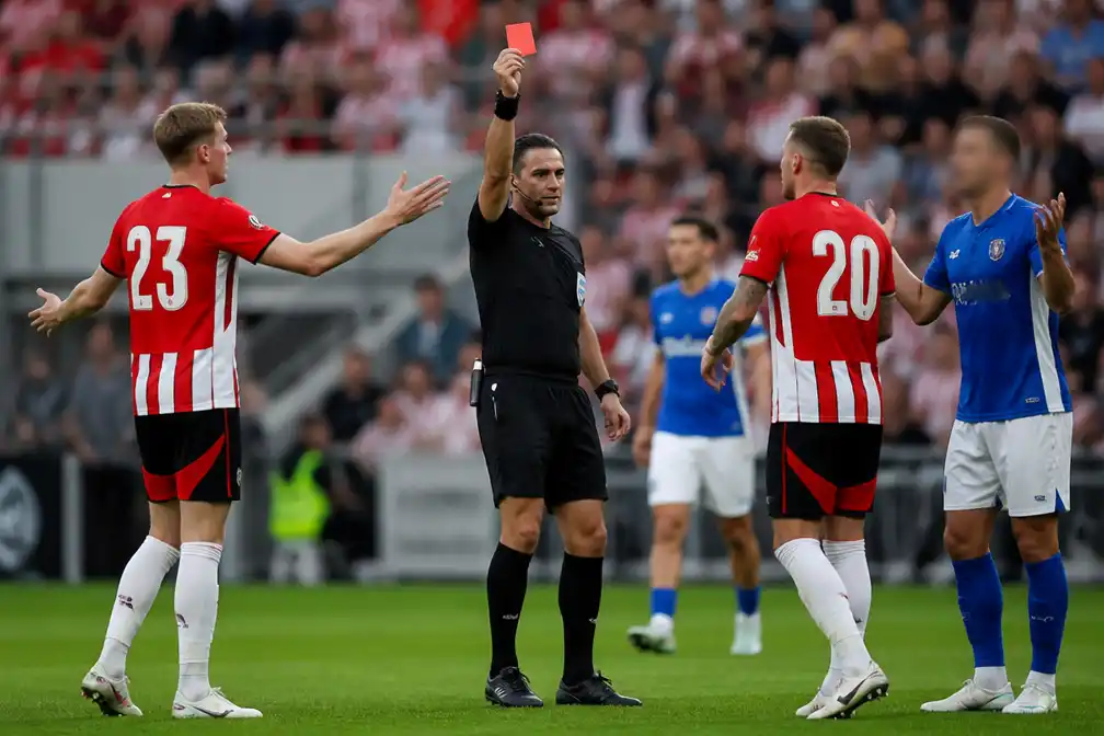 Rode kaart voor PSV'er Veerman in negende minuut tegen AZ