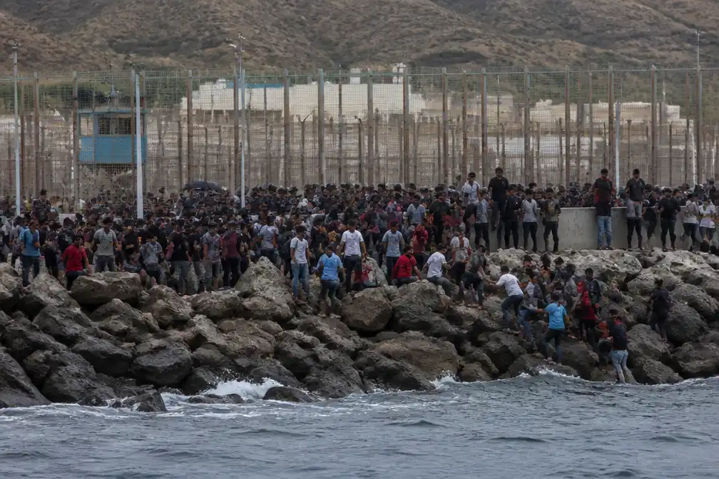 Marokko wijst desinformatie en mensensmokkelaars aan als aanjagers oversteek Ceuta