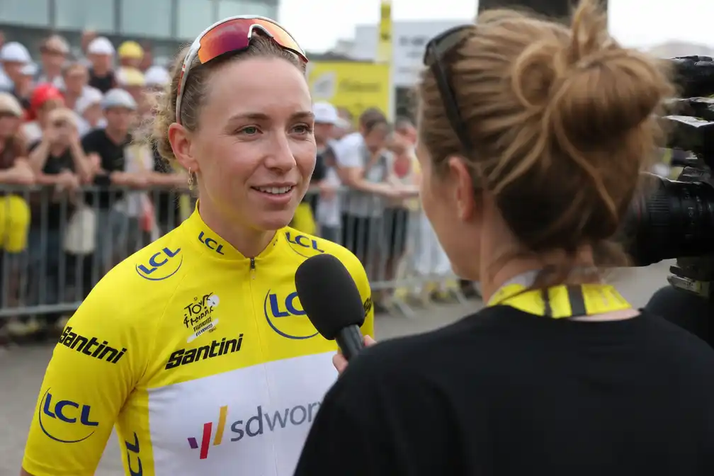 Wiebes wint eerste twee ritten Tour de France Femmes en pakt gele trui