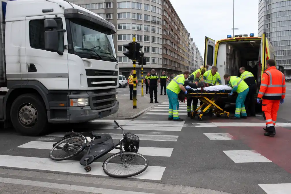 Fietsster (30) zwaargewond na aanrijding met vrachtwagen in Oostende