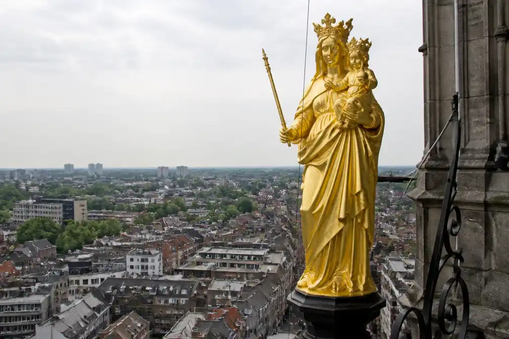 Torenbezoek Onze-Lieve-Vrouwekerk Sint-Niklaas uitverkocht; stad plant extra momenten