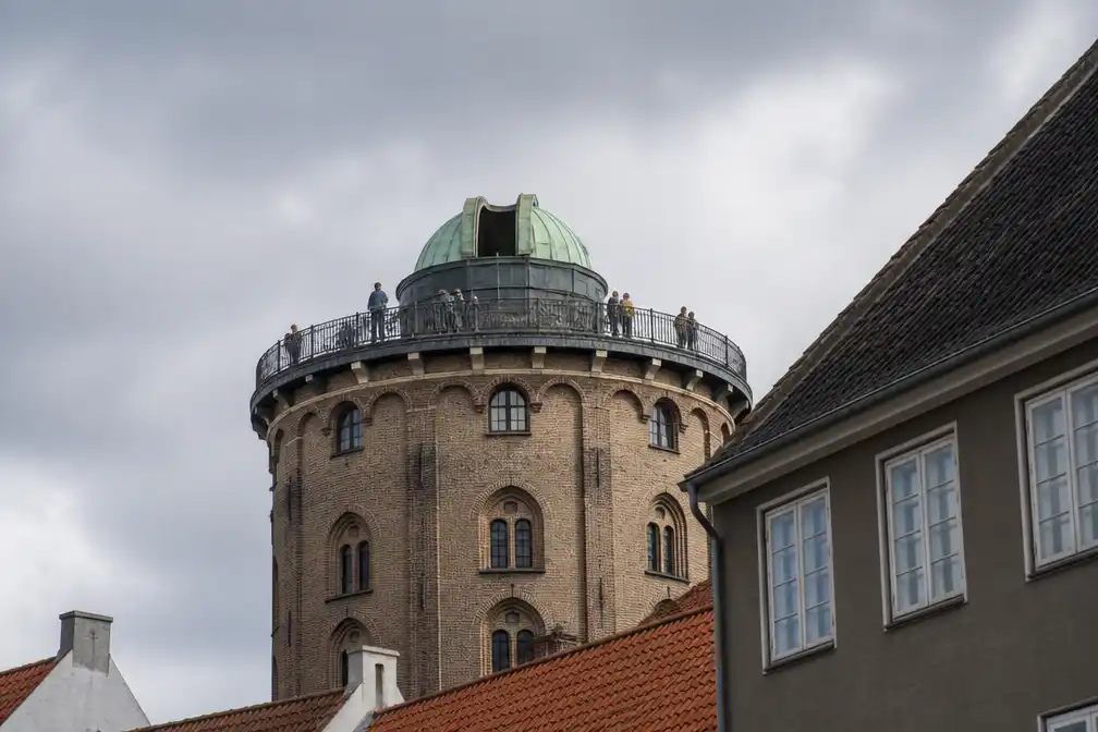 Koning Frederik heropent observatorium Rundetaarn op dag van zonsverduistering