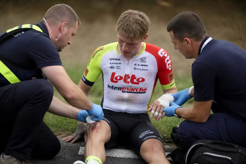 Toon Aerts breekt knieschijf en hand bij val in Ronde van Denemarken, seizoen voorbij