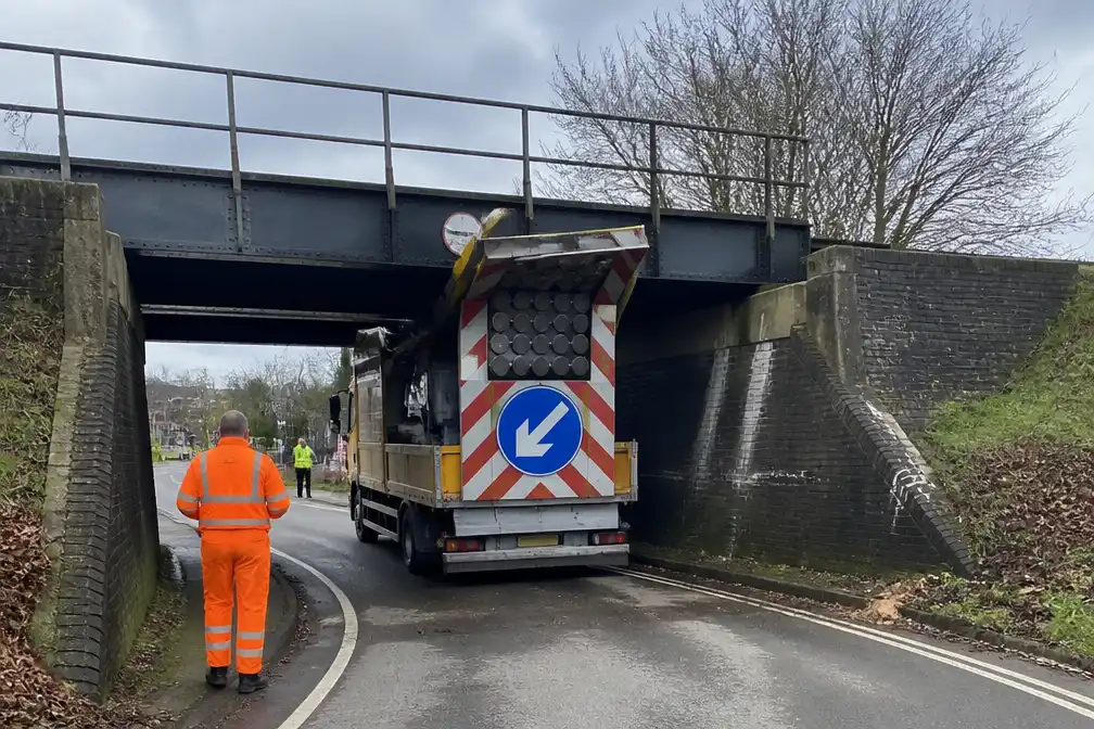Pijlwagen rijdt opnieuw muurvast onder berucht viaduct Vinkeveen; Marc Bijl heeft oplossing