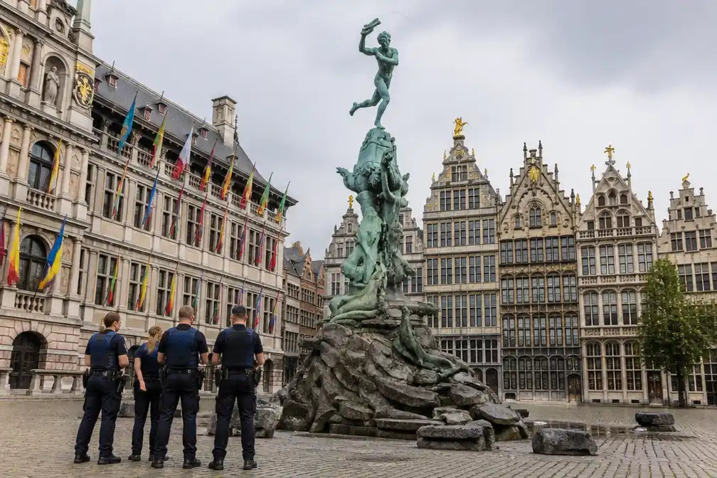 Man (22) in levensgevaar na val van Brabo-standbeeld op Grote Markt Antwerpen