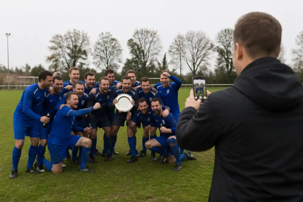 Voetbalvrienden uit Oisterwijk laten miljoenen mensen lachen met filmpjes