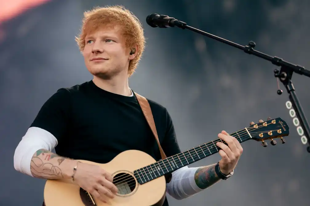 Ed Sheeran krijgt boete van ruim 1.200 euro voor onverzekerde Aston Martin