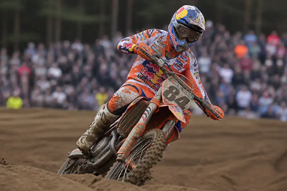 Herlings zet grote stap naar zesde wereldtitel met zege in Lommel