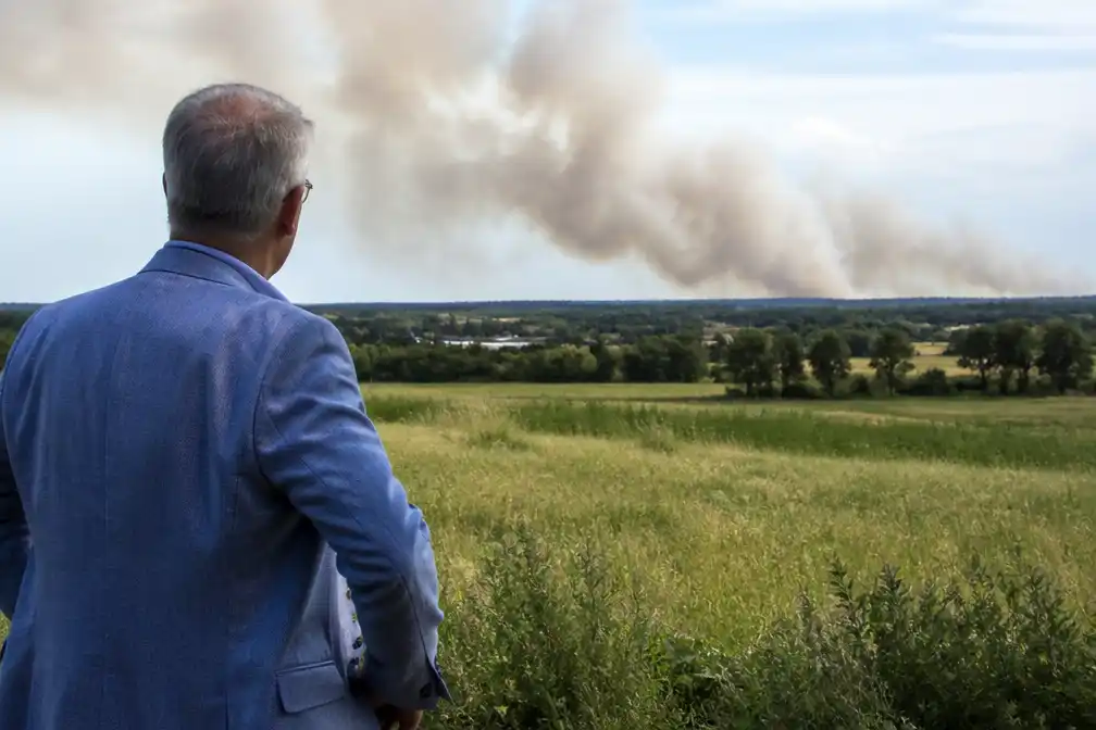 Bosexpert ziet natuurbrand in Noord-Limburg vanuit tuin en pleit voor ander bosbeheer