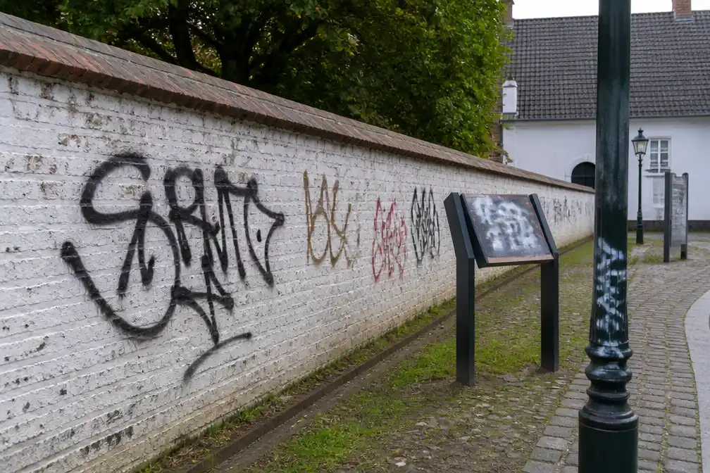 Sint-Truiden dient klacht in na graffiti op UNESCO-muur Begijnhof