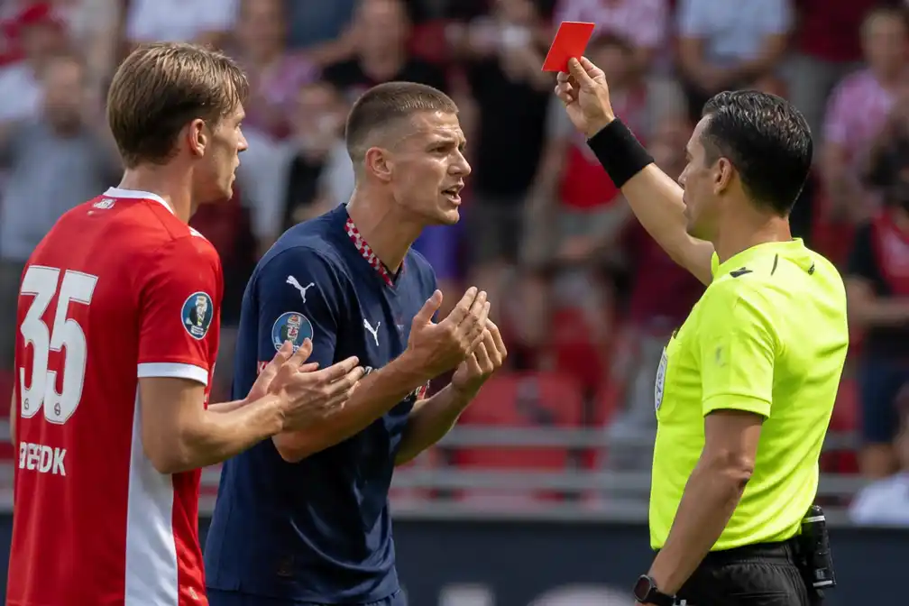Veerman en PSV wijzen schikkingsvoorstel KNVB af na rode kaart in Johan Cruijff Schaal