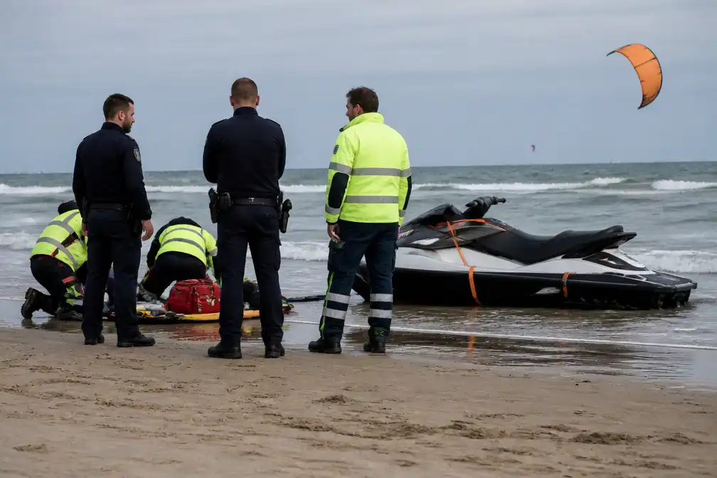 Kitesurfer (63) overleden na botsing met jetski op strand Oostduinkerke