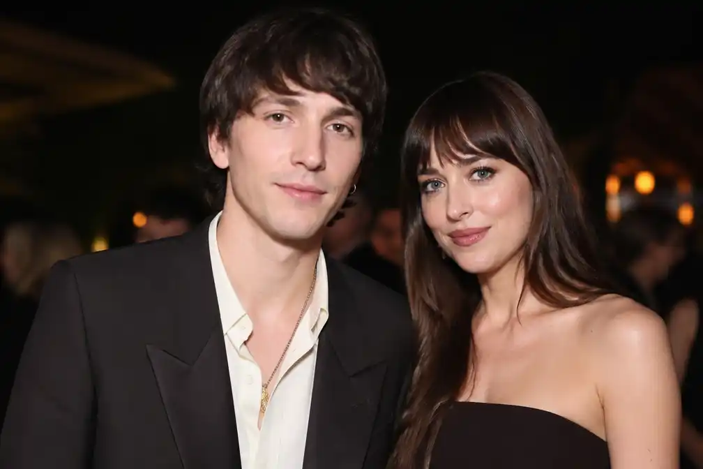 Role Model bevestigt relatie met Dakota Johnson en verwerkt haar in nieuwe muziek