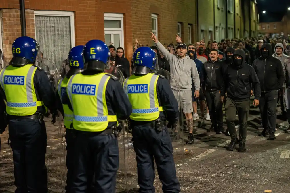 Thetford: arrestaties en gewonden bij anti-immigratie-onrust na aanvallen op woningen
