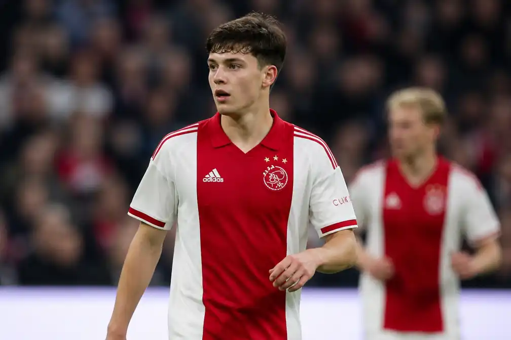 Ajax begint met Godts tegen Shelbourne ondanks PSG-interesse