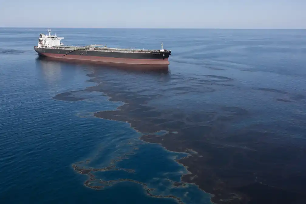 Gestrande tanker voor kust Oman lekt olie: vlek van 600 vierkante kilometer