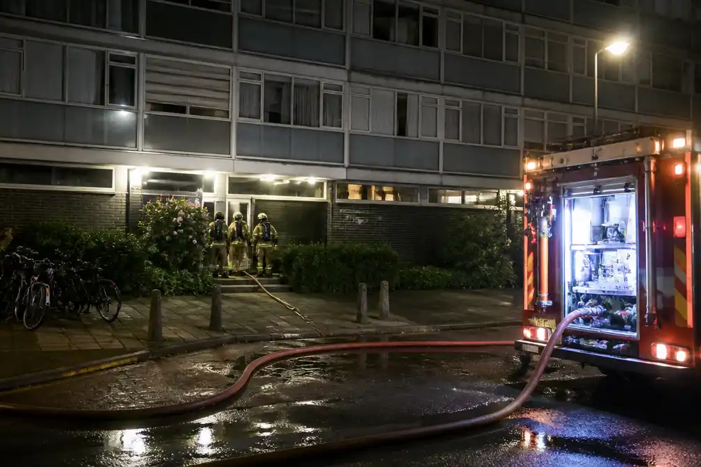 Man omgekomen bij woningbrand in flat aan Watertorenweg in Rotterdam