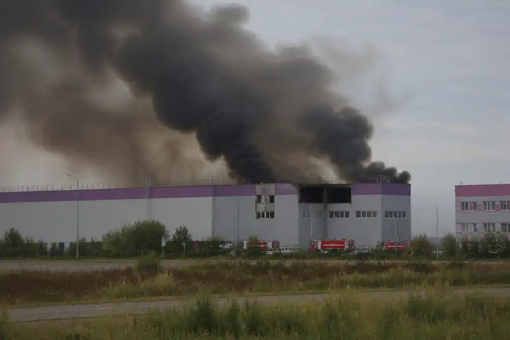 Oekraïense drone raakt Wildberries-centrum in Jekaterinenburg, brand uitgebroken