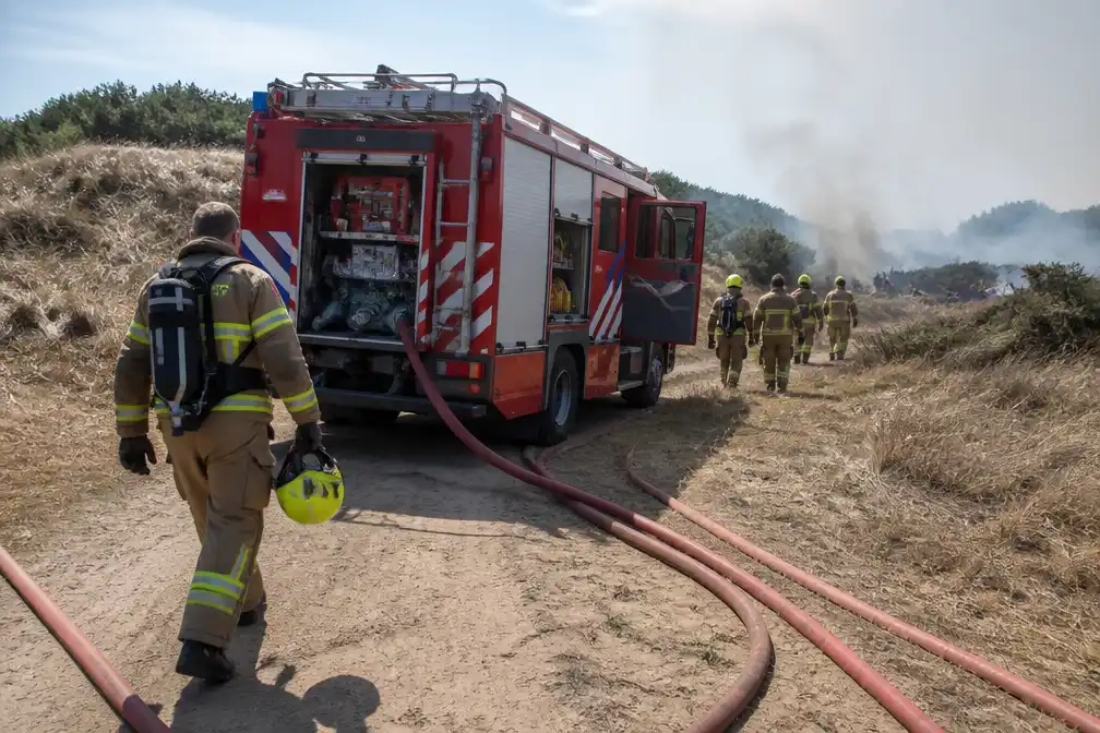 Brandweerman zwaargewond onder voertuig bij duinbrand Ouddorp