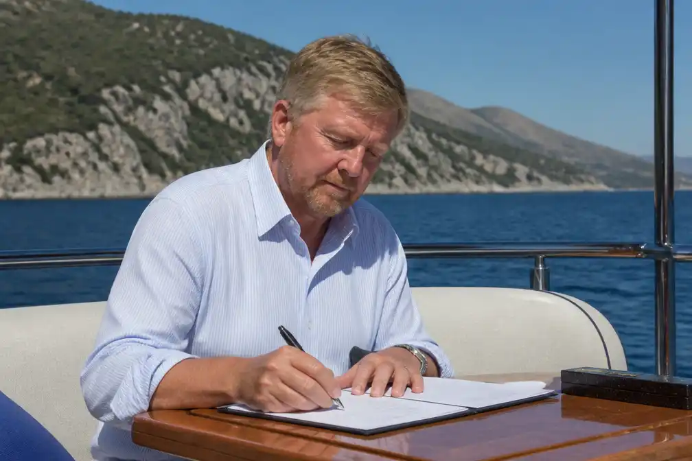 Koning Willem-Alexander ondertekent wet tijdens Griekse zomervakantie