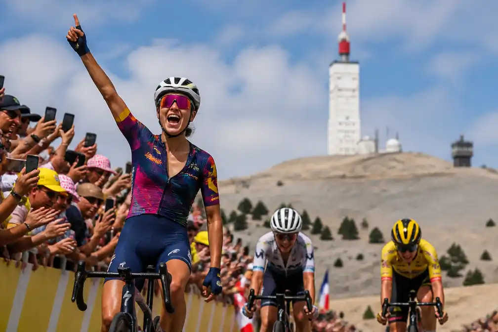 Niewiadoma-Phinney wint op Mont Ventoux en pakt leiding in Tour de France Femmes