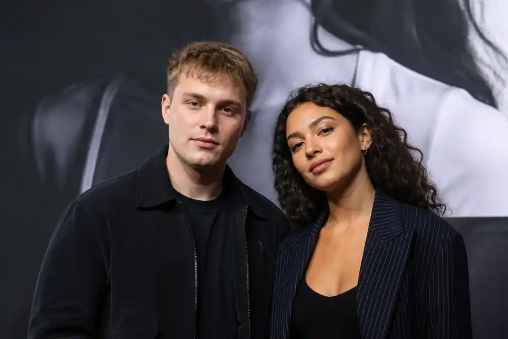 Sam Fender en Olivia Dean breiden record in Britse hitlijst uit met 20e week op 1