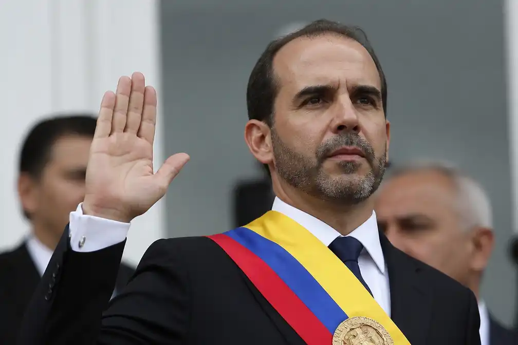 Rechtse De la Espriella beëdigd als president van Colombia, belooft strijd tegen drugshandel