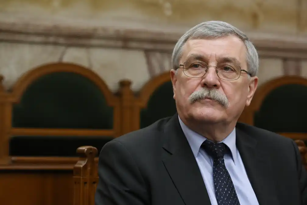 Hongaarse regeringspartij Tisza draagt oud-topjurist András Baka voor als president