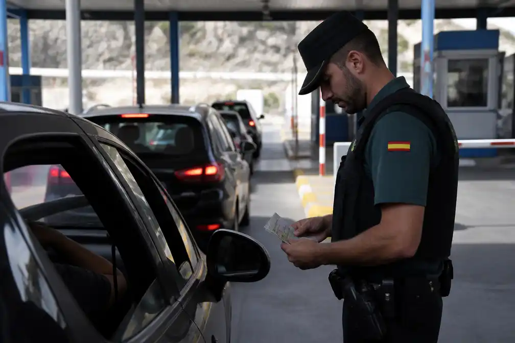 Spanje start maandlang grenscontroles op reizigers uit Italië als vergelding