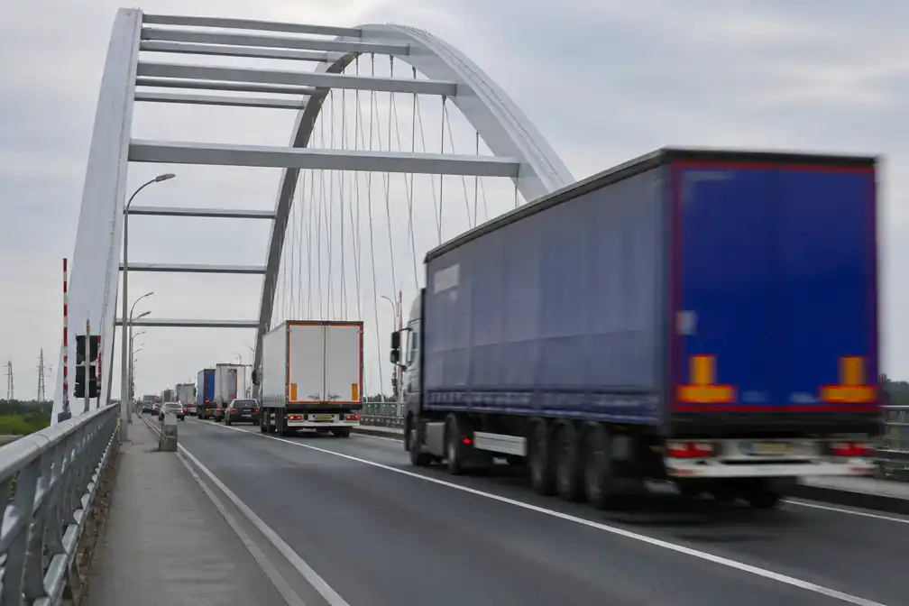 TU Delft-hoogleraar: vrachtwagenchauffeurs op Merwedebrug negeren verbod