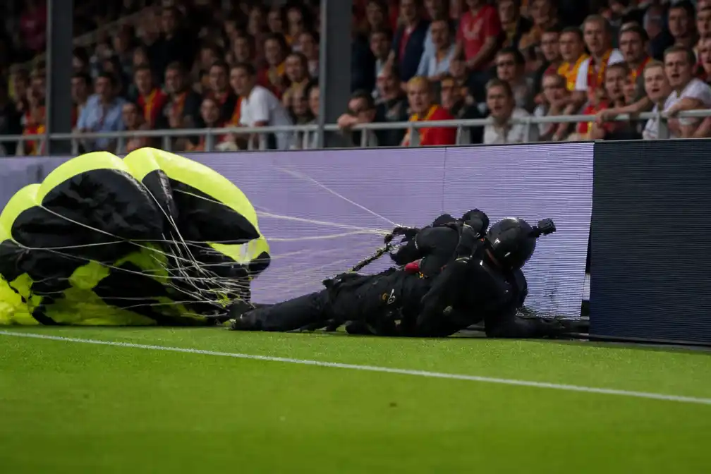 Parachutist botst op reclamebord voor duel Go Ahead Eagles - Willem II