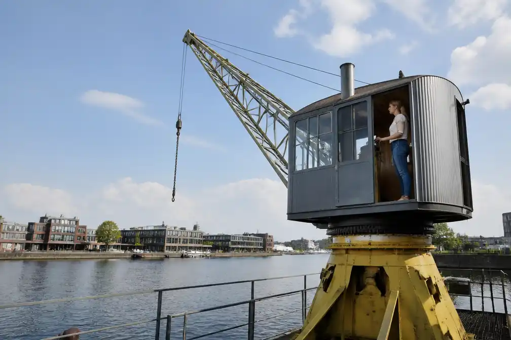 Verslaggever slaapt in ronddraaiende hijskraan in Den Bosch, gasten mogen hem besturen