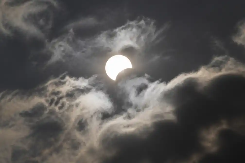 Weer in Nederland gunstig voor zien gedeeltelijke zonsverduistering op 12 augustus