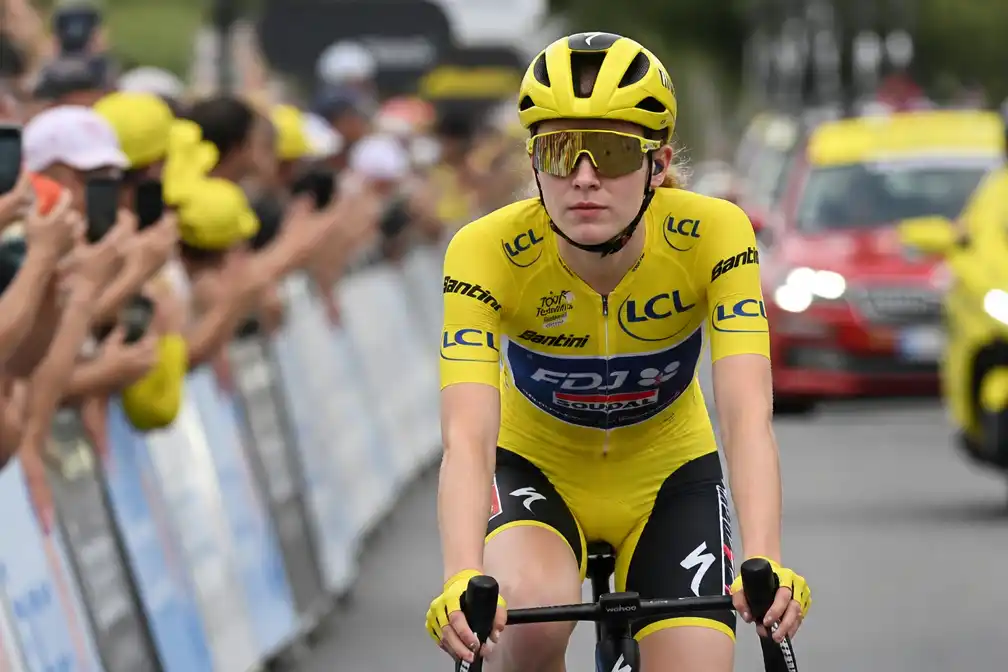 Vollering verdedigt in slotrit Tour de France Femmes in Nice kleine voorsprong