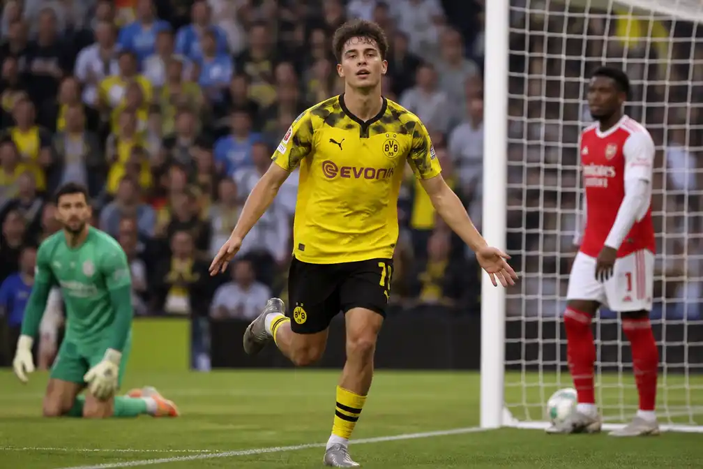 Kos Karetsas scoort prachtig bij debuut voor Dortmund tegen Arsenal