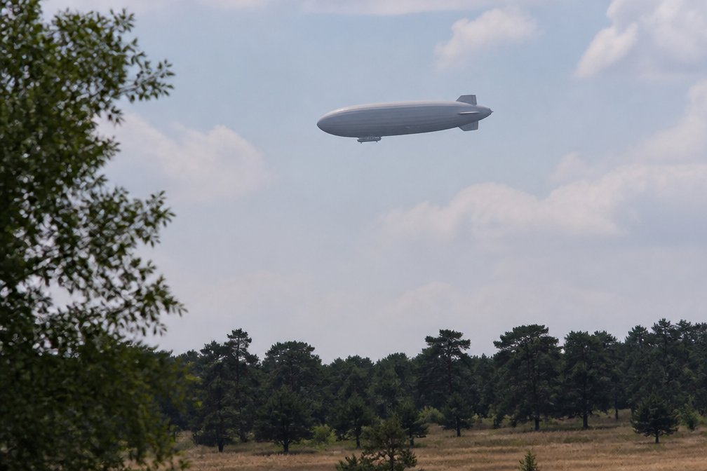 Zeppelin vliegt over Veluwe; inwoners sturen massaal foto's naar De Stentor