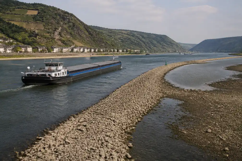 Droogte bij Kaub dreigt Rijn voor scheepvaart te splitsen, vreest binnenvaart