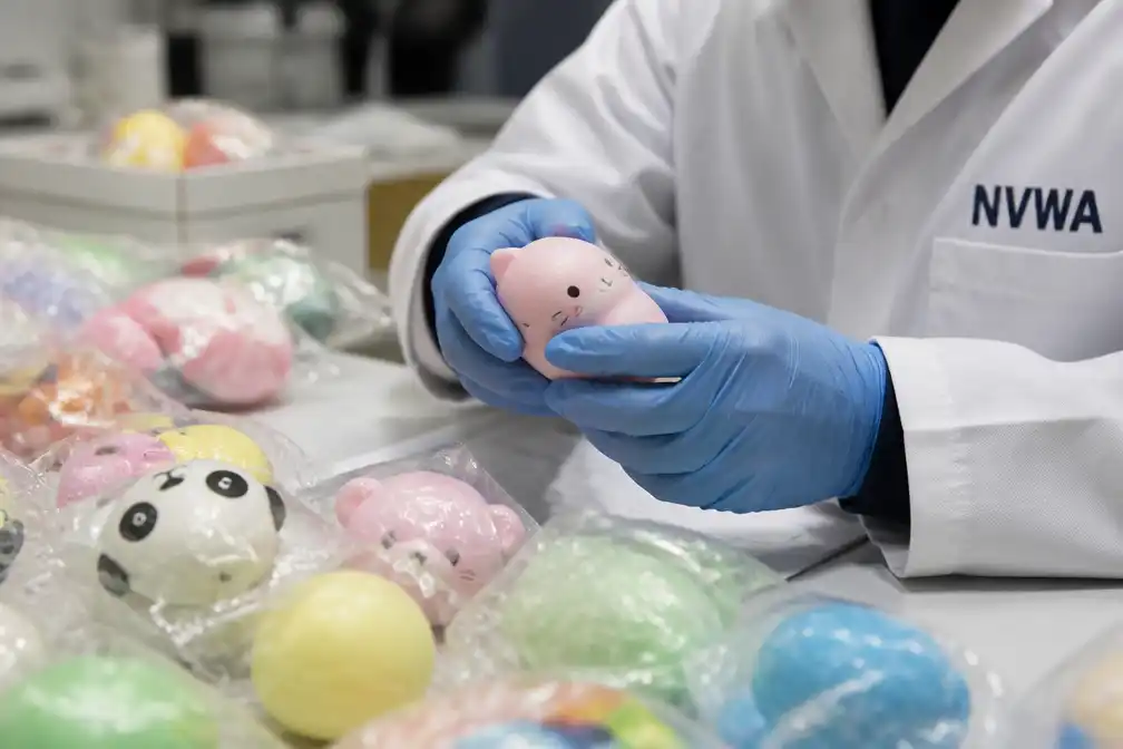 NVWA onderzoekt squishy-speelgoed na klachten over chemische geur
