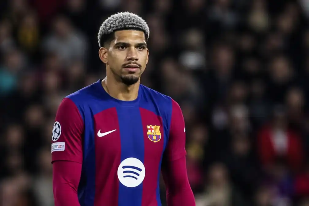 Liverpool huurt verdediger Araújo van FC Barcelona