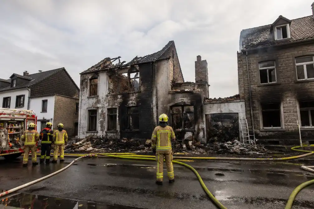 Drie woningen verwoest bij brand in Lontzen, Duitse brandweer helpt