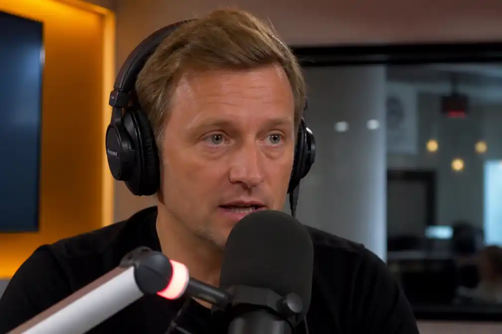 Radio-dj Wietze de Jager moet haar oranje verven na verloren spel